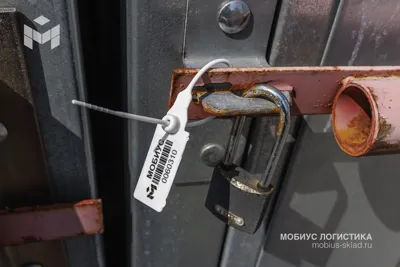 Ряды контейнеров на складе Мобиус Бутово — аренда боксов для хранения вещей в Москве