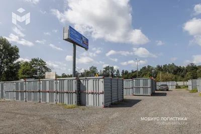 Ряды контейнеров на складе Мобиус Бутово — аренда боксов для хранения вещей в Москве