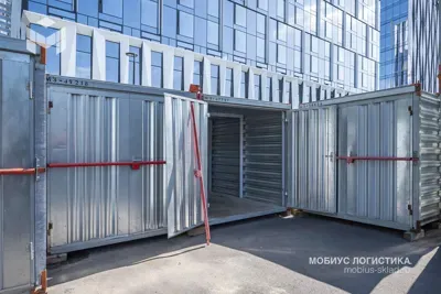 Ряды контейнеров на складе Мобиус Красногорск — аренда боксов для хранения вещей в Москве