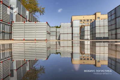 Ряды контейнеров на складе Мобиус Рязанка — аренда боксов для хранения вещей в Москве